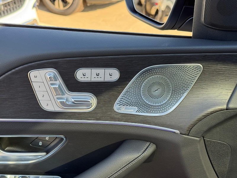 Mercedes-Benz GLS Vehicle Full-screen Gallery Image 12