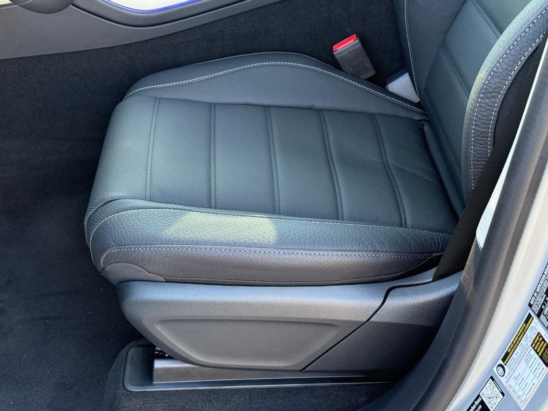 Mercedes-Benz GLS Vehicle Full-screen Gallery Image 13