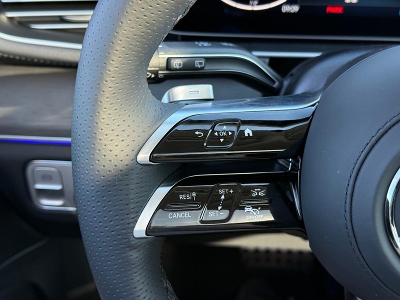 Mercedes-Benz GLS Vehicle Full-screen Gallery Image 14