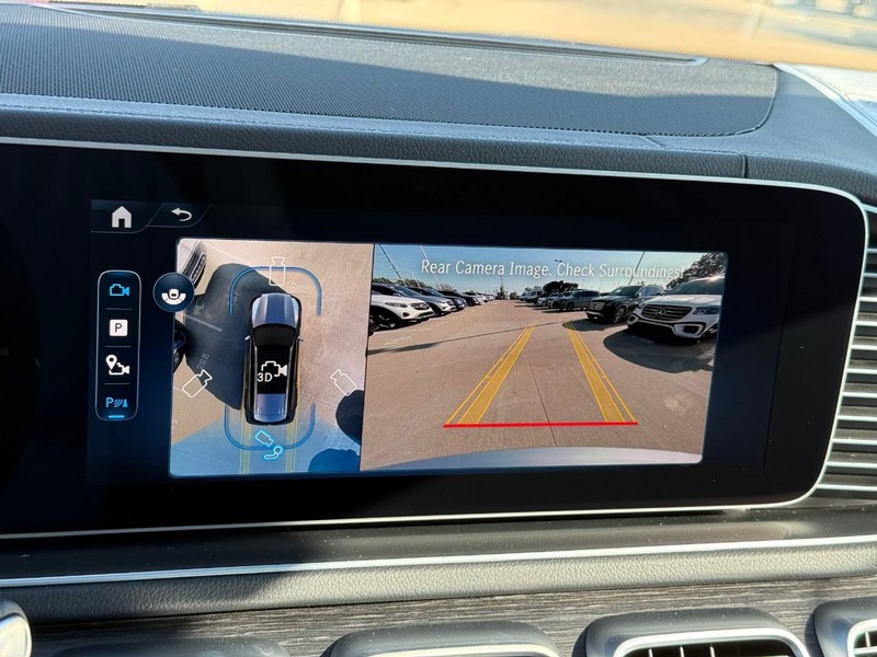 Mercedes-Benz GLS Vehicle Full-screen Gallery Image 16