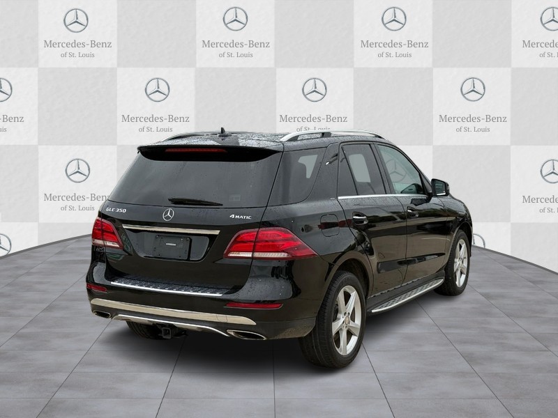 Mercedes-Benz GLE Vehicle Full-screen Gallery Image 3