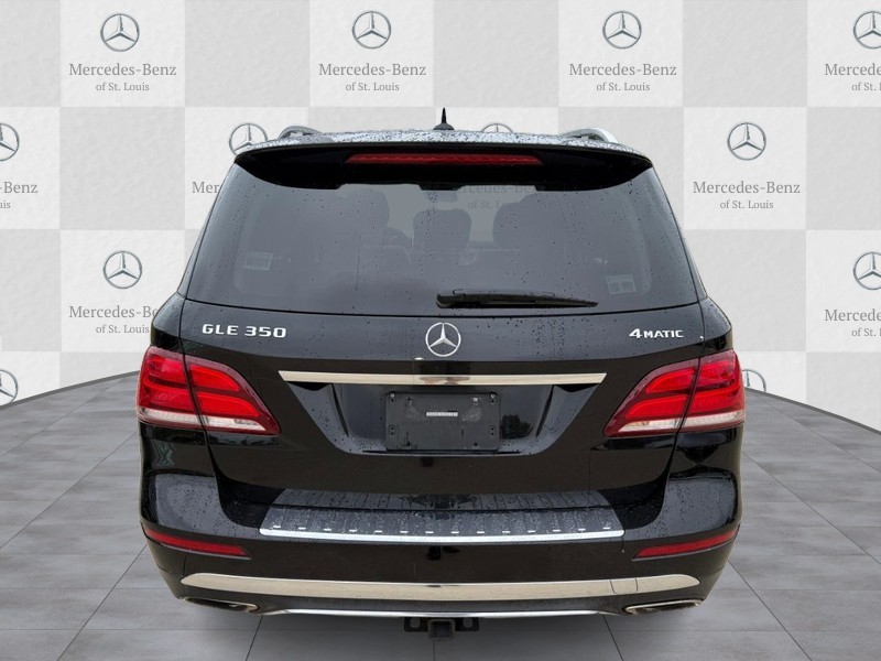 Mercedes-Benz GLE Vehicle Full-screen Gallery Image 6