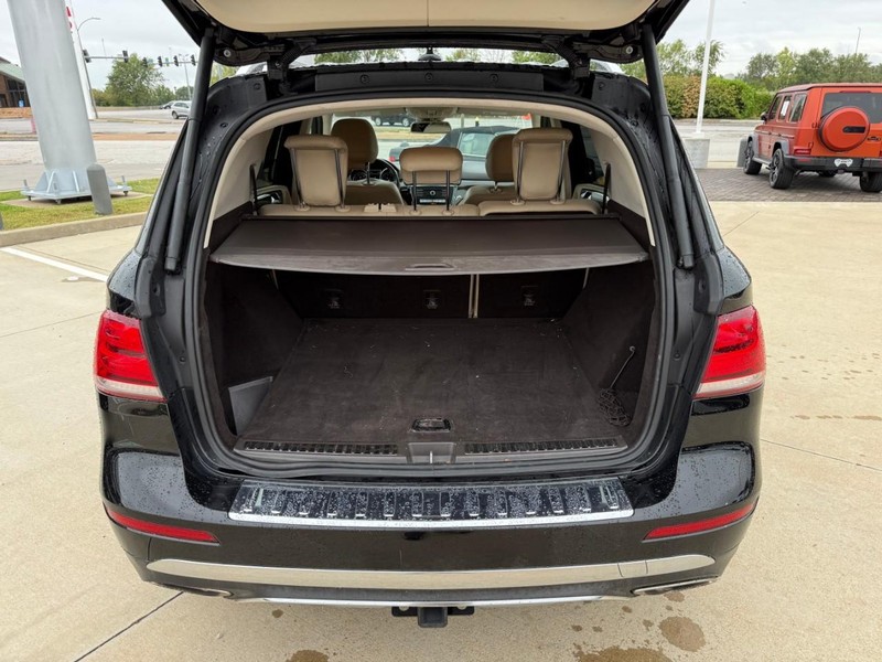 Mercedes-Benz GLE Vehicle Full-screen Gallery Image 8