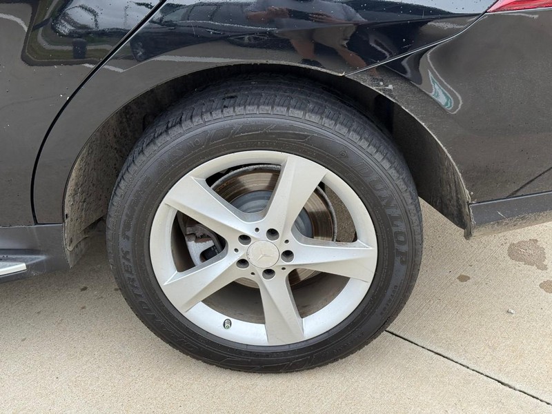 Mercedes-Benz GLE Vehicle Full-screen Gallery Image 9