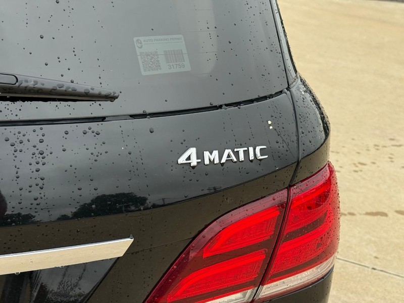 Mercedes-Benz GLE Vehicle Full-screen Gallery Image 10