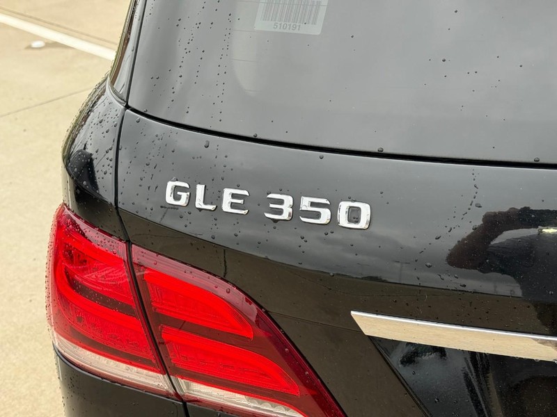 Mercedes-Benz GLE Vehicle Full-screen Gallery Image 11