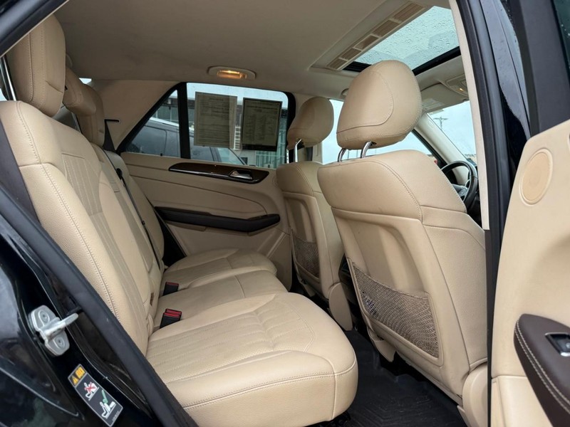 Mercedes-Benz GLE Vehicle Full-screen Gallery Image 12