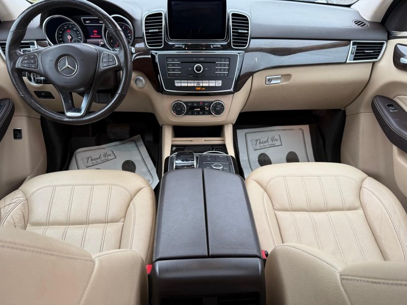 Mercedes-Benz GLE Vehicle Full-screen Gallery Image 13