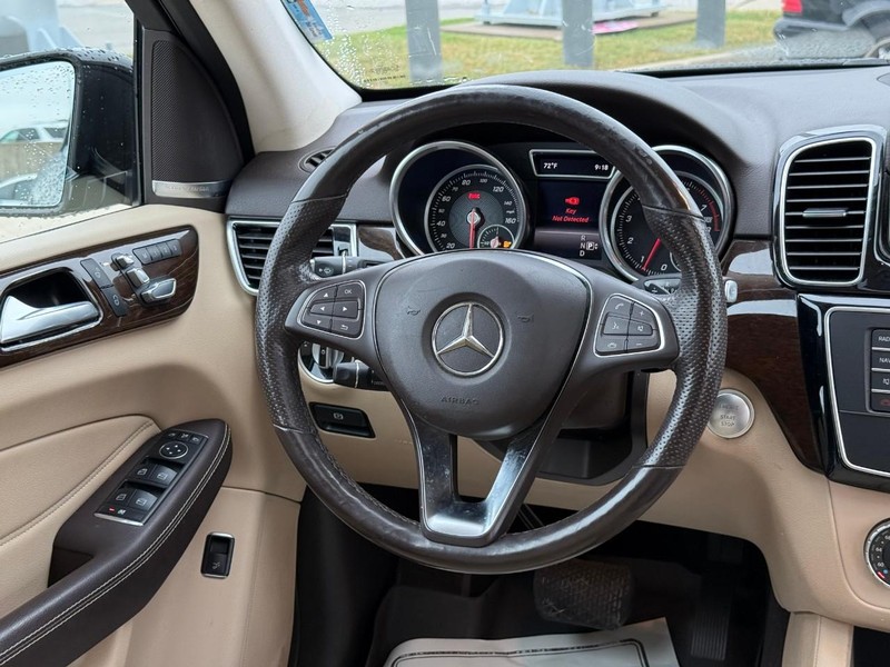 Mercedes-Benz GLE Vehicle Full-screen Gallery Image 14