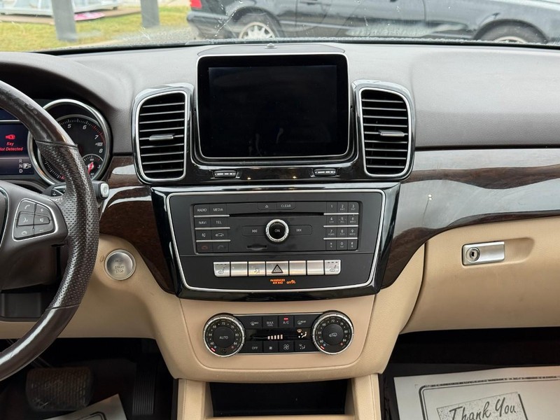 Mercedes-Benz GLE Vehicle Full-screen Gallery Image 15