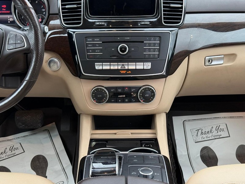 Mercedes-Benz GLE Vehicle Full-screen Gallery Image 16