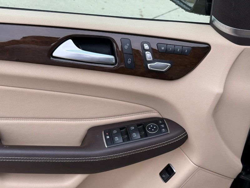 Mercedes-Benz GLE Vehicle Full-screen Gallery Image 17