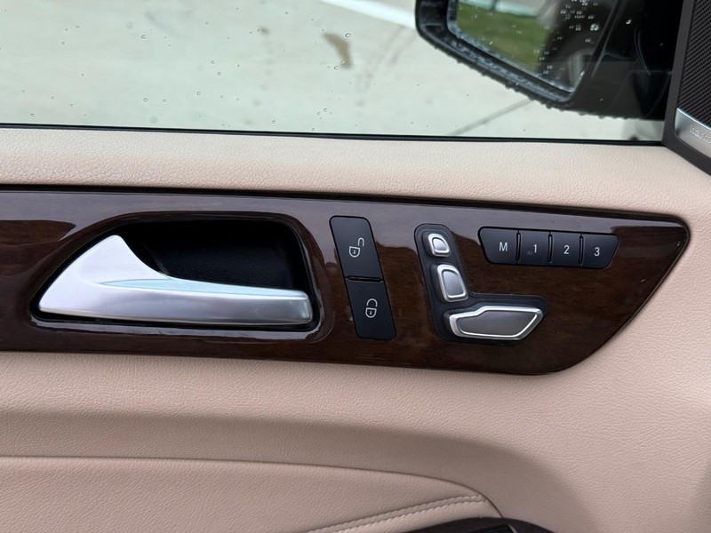 Mercedes-Benz GLE Vehicle Full-screen Gallery Image 18