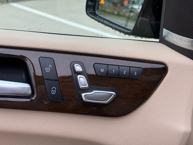 Mercedes-Benz GLE Vehicle Full-screen Gallery Image 19