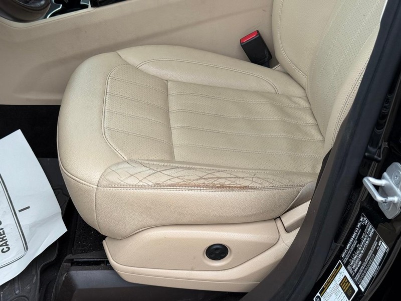 Mercedes-Benz GLE Vehicle Full-screen Gallery Image 20