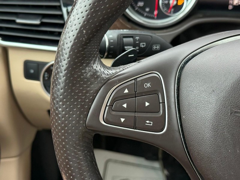 Mercedes-Benz GLE Vehicle Full-screen Gallery Image 21