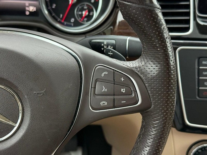 Mercedes-Benz GLE Vehicle Full-screen Gallery Image 22