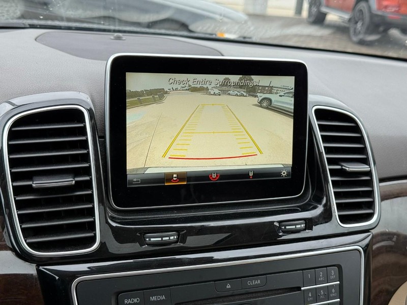 Mercedes-Benz GLE Vehicle Full-screen Gallery Image 23