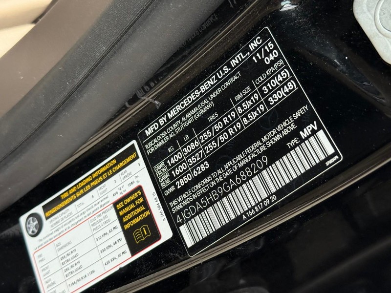 Mercedes-Benz GLE Vehicle Full-screen Gallery Image 24