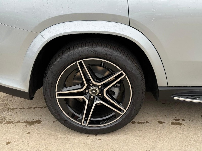 Mercedes-Benz GLS Vehicle Full-screen Gallery Image 4