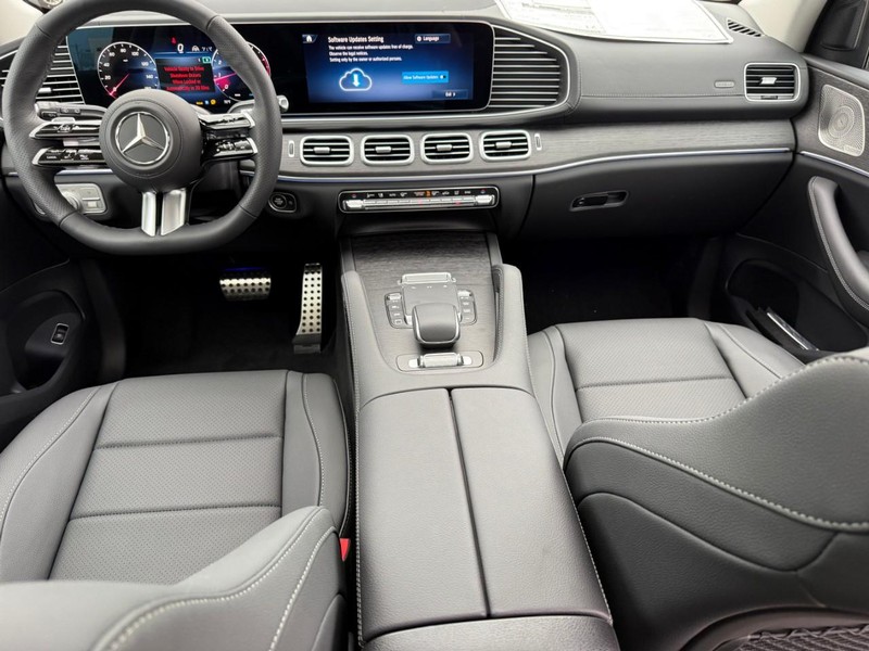Mercedes-Benz GLS Vehicle Full-screen Gallery Image 6