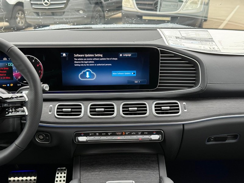 Mercedes-Benz GLS Vehicle Full-screen Gallery Image 8