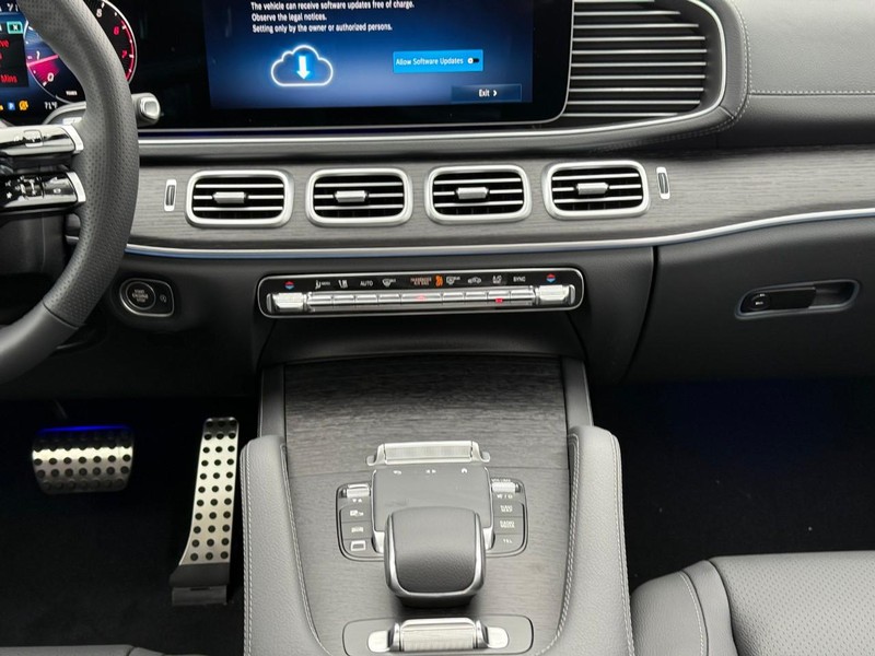 Mercedes-Benz GLS Vehicle Full-screen Gallery Image 9