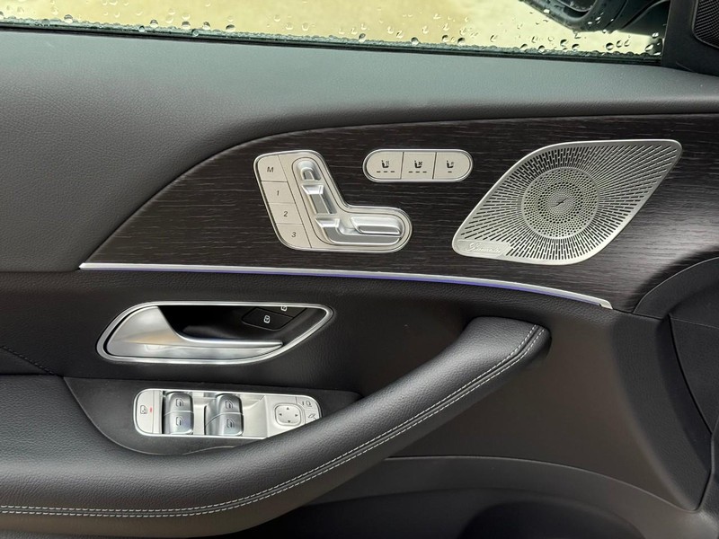 Mercedes-Benz GLS Vehicle Full-screen Gallery Image 10