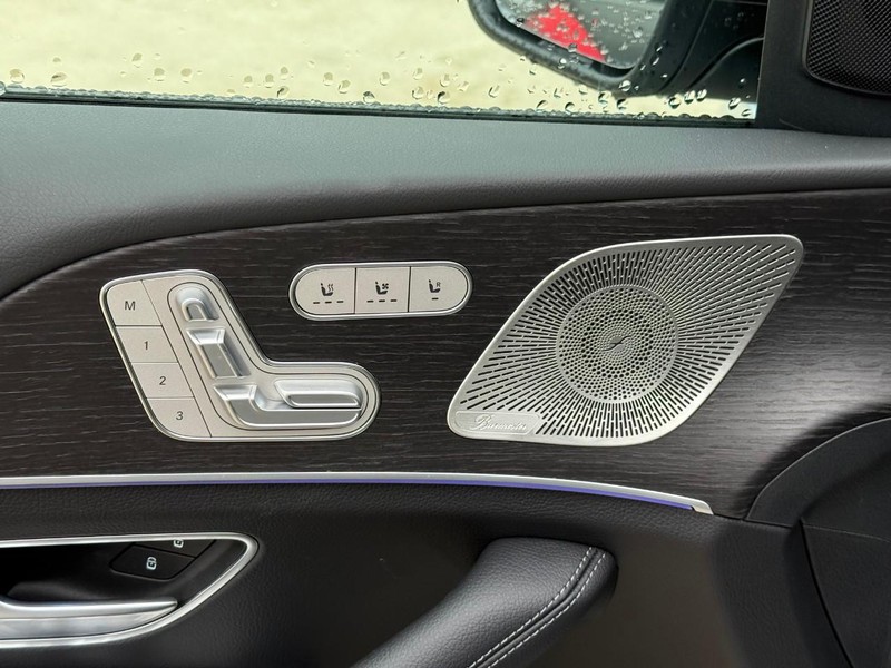 Mercedes-Benz GLS Vehicle Full-screen Gallery Image 11