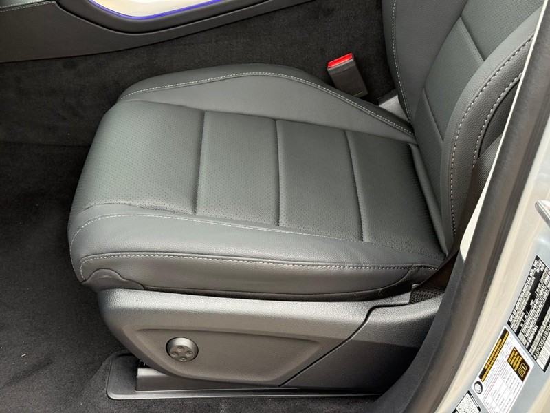 Mercedes-Benz GLS Vehicle Full-screen Gallery Image 12