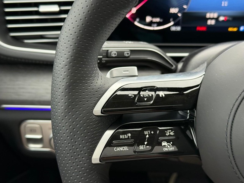 Mercedes-Benz GLS Vehicle Full-screen Gallery Image 13