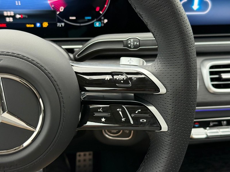 Mercedes-Benz GLS Vehicle Full-screen Gallery Image 14