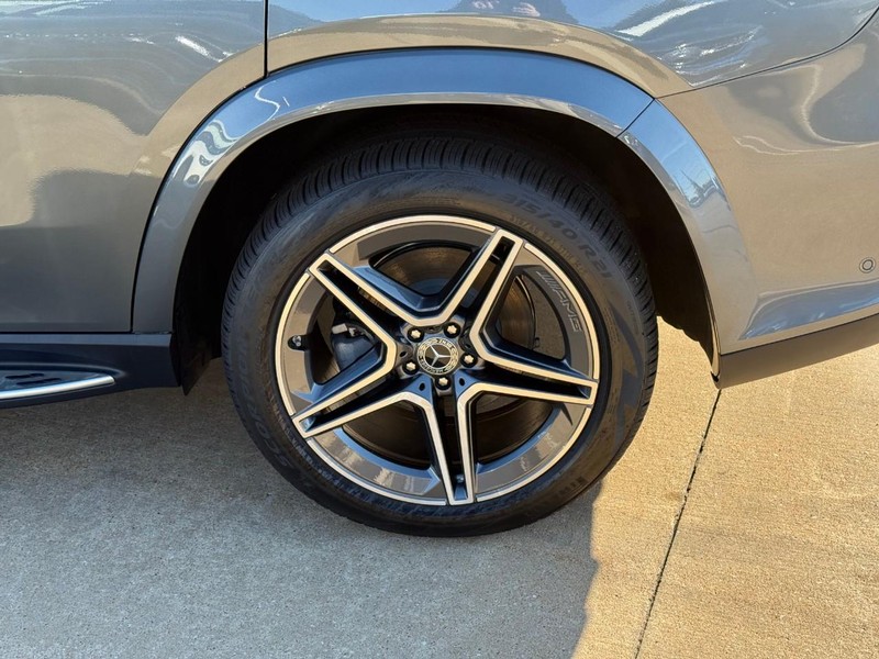 Mercedes-Benz GLS Vehicle Full-screen Gallery Image 4