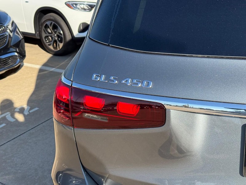 Mercedes-Benz GLS Vehicle Full-screen Gallery Image 5