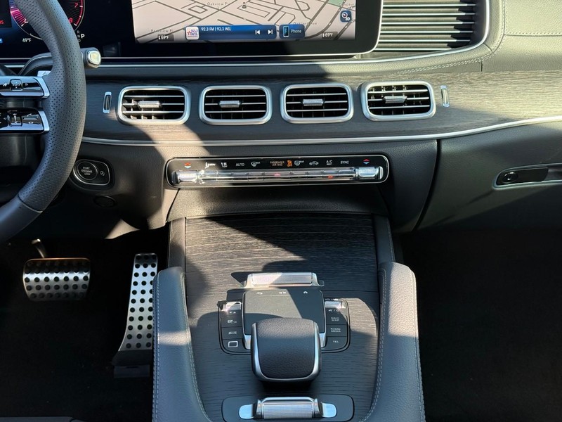 Mercedes-Benz GLS Vehicle Full-screen Gallery Image 11