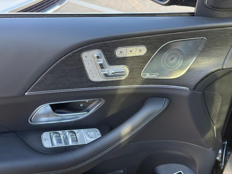 Mercedes-Benz GLS Vehicle Full-screen Gallery Image 12