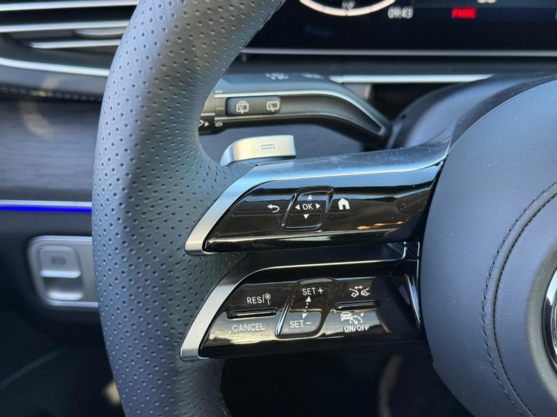 Mercedes-Benz GLS Vehicle Full-screen Gallery Image 15