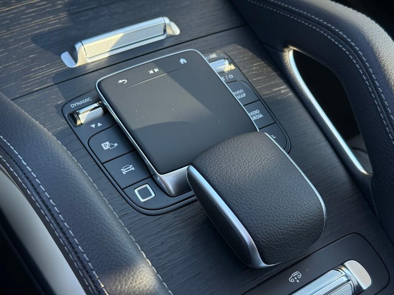 Mercedes-Benz GLS Vehicle Full-screen Gallery Image 17