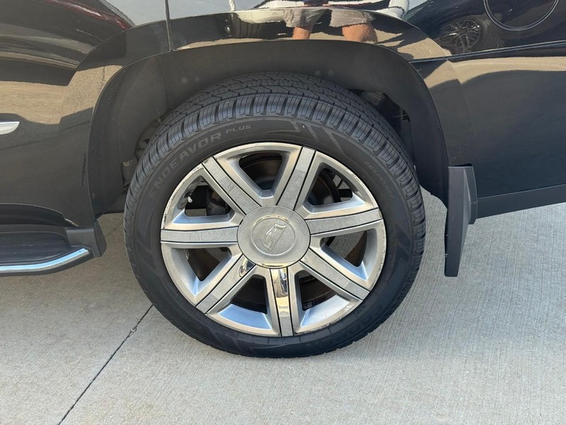 Cadillac Escalade Vehicle Full-screen Gallery Image 9