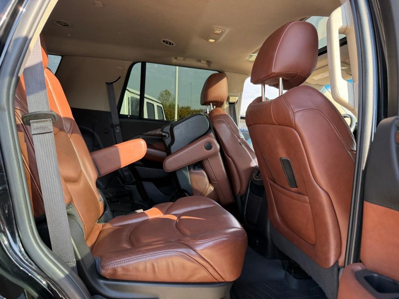 Cadillac Escalade Vehicle Full-screen Gallery Image 10