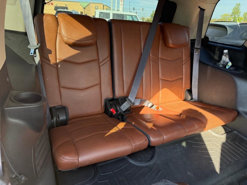 Cadillac Escalade Vehicle Full-screen Gallery Image 11