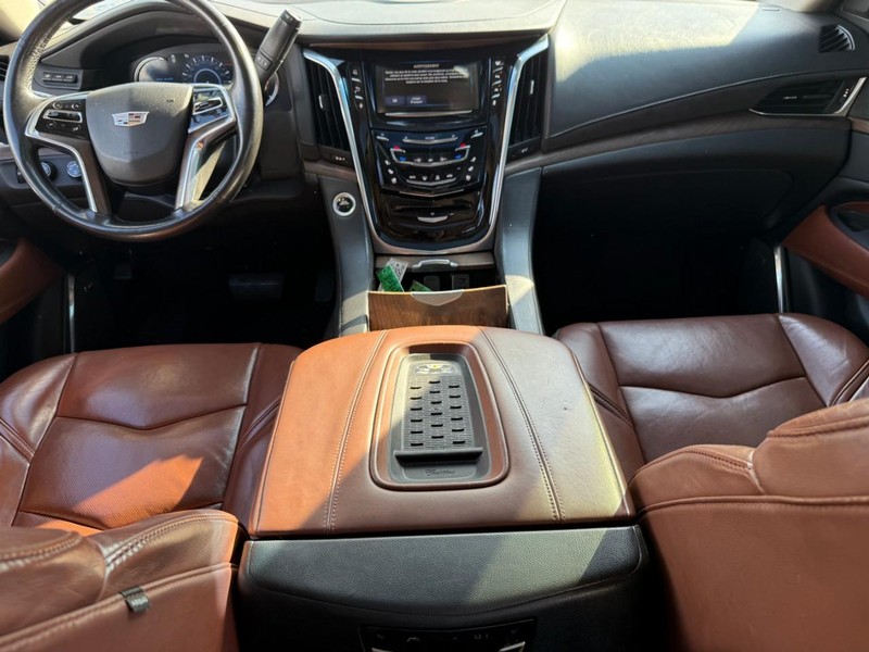 Cadillac Escalade Vehicle Full-screen Gallery Image 12