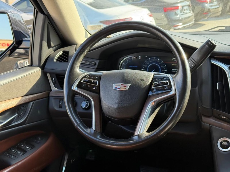 Cadillac Escalade Vehicle Full-screen Gallery Image 13