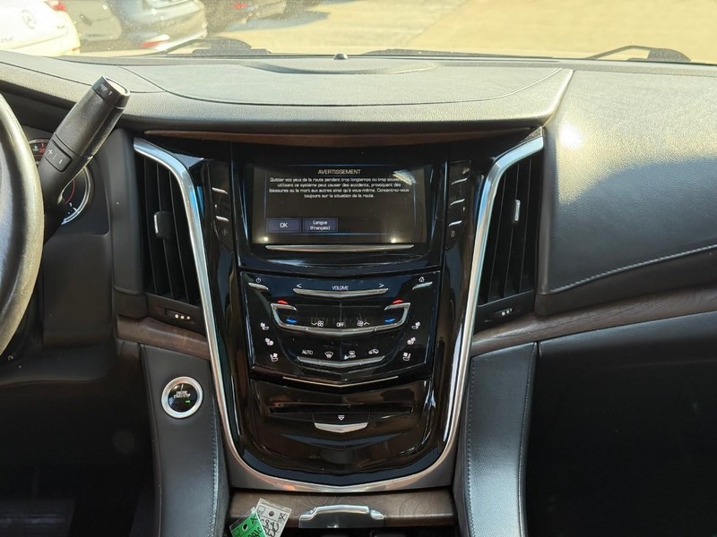 Cadillac Escalade Vehicle Full-screen Gallery Image 14