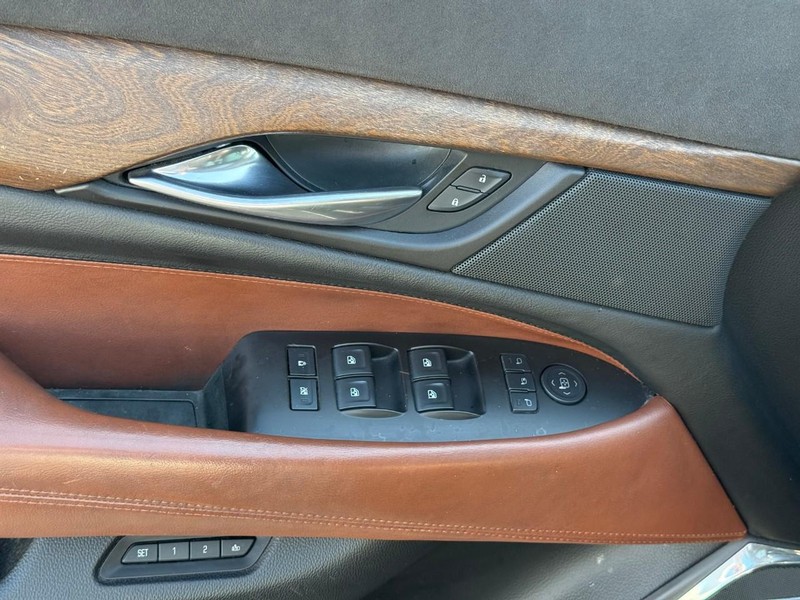 Cadillac Escalade Vehicle Full-screen Gallery Image 16