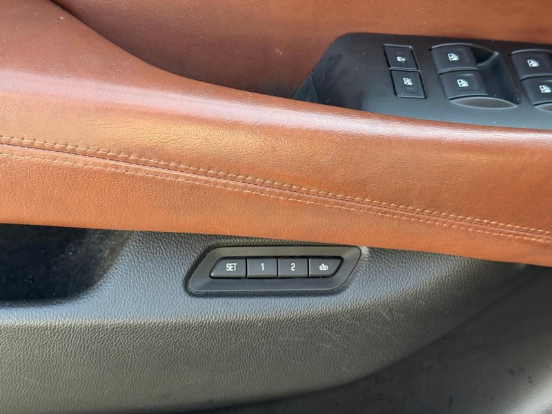 Cadillac Escalade Vehicle Full-screen Gallery Image 17