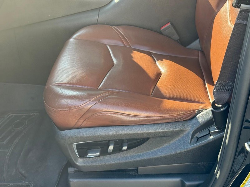 Cadillac Escalade Vehicle Full-screen Gallery Image 18