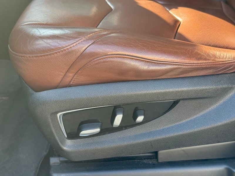 Cadillac Escalade Vehicle Full-screen Gallery Image 19