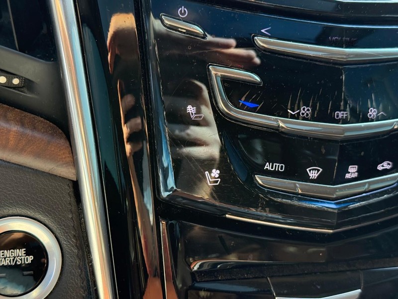 Cadillac Escalade Vehicle Full-screen Gallery Image 23