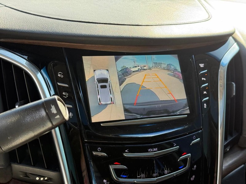 Cadillac Escalade Vehicle Full-screen Gallery Image 24